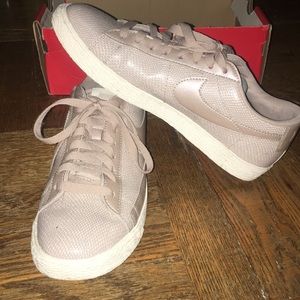 Women’s Nike sneakers